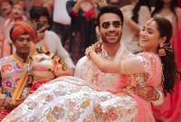 বিয়েতে স্ত্রীকে মালদ্বীপের বিলাসবহুল বাংলো উপহার দিলেন ভিকি