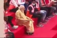 চেয়ার সরিয়ে দিয়ে শ্রমিকদের সঙ্গে মাটিতে বসে পড়লেন প্রধানমন্ত্রী, নেটমাধ্যমে হু হু করে ভাইরাল