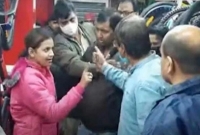 প্রেমিকের স্ত্রীর সঙ্গে প্রেমিকার চুলোচুলি, অতঃপর...