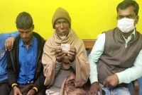 ৬০ টাকার লটারির টিকিট কেটে রাতারাতি কোটিপতি ভ্যানচালক