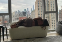  নিউ ইয়র্কের বহুতল ভবনের কাঁচঘেরা ঘরে কেন এভাবে শুয়ে শাহরুখ কন্যা সুহানা?