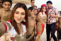 কনকনে শীতের সকালে কাদা মেখে জ্বর বাঁধালেন অপু বিশ্বাস