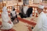  মুসলিম প্রতিবেশীর আচরণে মুগ্ধ হয়ে মসজিদে পবিত্র কালেমা শাহাদাত পড়ে ইসলাম গ্রহণ মা-মেয়ের