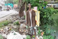 এক সময় ছিলেন শহরের সেরা ব্যবসায়ী, এখন তিনি ফুটপাতের টোকাই!