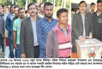 লাইনে দাঁড়িয়ে ভোট দিলেন এমপি গোপাল