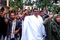 বিপুল ভোটে নৌকার বিপক্ষে জয়ী কাফনের কাপড় পরে প্রতীক নেয়া সেই প্রার্থী