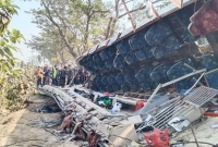 ভ্যানকে চাপা দিল বাস, ঘটনাস্থলেই নারীসহ ৪ জন নিহত