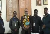 জেলা শিক্ষা কর্মকর্তার গলায় জুতার মালা দিয়ে ‘বরণ’!