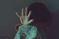 ছাত্রীর সঙ্গে বস্ত্রবিতানের কর্মচারীর কাণ্ড! ঘটনার পর থেকে মেয়েটির মনমরা হয়ে থাকায় বিষয়টি লক্ষ করেন মা