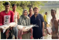  বড় বড় বিশাল মাছ ধরা পড়ল নাঈম-শাবনাজের পুকুরে