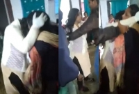 ৬০০ টাকা ‘ঘুষের’ জন্য ২ নারীর তুমুল মারামারি