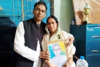 স্বামীর ছবি বুকে জড়িয়ে ছেলের চেয়ারম্যানের দায়িত্ব গ্রহণ অনুষ্ঠানে মা