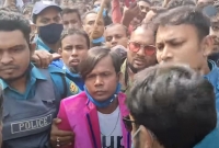 এফডিসির গেটে ঘিরে ধরলো জনতার ভিড়, পুলিশের লাঠিচার্জে রক্ষা পেলেন হিরো আলম