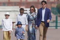 ব্যাপক বিক্ষোভের মুখে সপরিবারে বাড়ি ছেড়ে গা ঢাকা দিয়েছেন জাস্টিন ট্রুডো