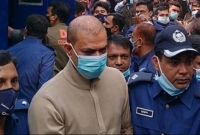 রায় পড়ার সময় এজলাসে দাঁড়িয়ে চিন্তিত ও বিমর্ষ ওসি প্রদীপ