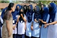 হিজাব পরার দাবিতে কলেজ ছাত্রীদের বিক্ষোভ, সমর্থন জানাল ছেলেরাও