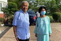 হাসপাতাল থেকে ছাড়া পেয়ে বাড়িতে ফিরলেন মাহাথির