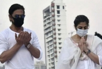 যার জন্য দুই হাত তুলে ‘দোয়া’ করে প্রশংসায় ভাসছেন শাহরুখ!