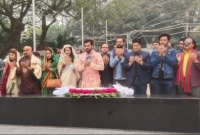 বঙ্গবন্ধুর প্রতিকৃতিতে পুষ্পার্ঘ্য অর্পণ করলো চলচ্চিত্র শিল্পী সমিতি