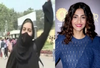হিজাবকে সমর্থন জানিয়ে যে প্রশ্ন রাখলেন সোনম কাপুর