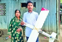 অজপাড়াগাঁওয়ের ছেলের তৈরি উড়োজাহাজ দেখতে মানুষের ভীড়