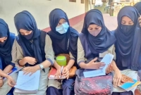হিজাব পরে ঢুকতে না দেয়ায় পরীক্ষা দিতে পারলেন না দুই স্কুলছাত্রী