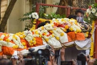 চোখে সেই কালো চশমা, শেষ যাত্রাতেও বাপ্পি লাহিড়ীর রাজকীয় সত্তা বিরাজমান