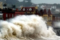 আঘাত হানতে পারে শুক্রবার, যুক্তরাজ্যে রেড অ্যালার্ট জারি