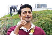 যা করার কারণে প্রশংসায় ভাসছেন নায়ক দেব