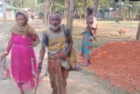 স্ত্রীদের ‘হারানোর ভয়ে’ ১৯তম স্ত্রীকে নিজের শরীরের সঙ্গে বেঁধে রাখেন!