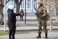 অ'স্ত্রধারী রুশ সেনার সঙ্গে তর্ক করে সাহসী প্রতিবাদ ইউক্রেনে নারীর