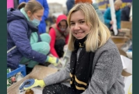 পার্কে বসে পেট্রল বো'মা বানাচ্ছেন ইউক্রেনের নারীরা!