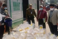 বেশি লাভের আশায় বোতলজাত তেল খুলে বিক্রি করতে গিয়ে উচিৎ শিক্ষা পেলেন ব্যবসায়ী!