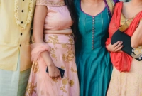 অবাক করা চমকপ্রদ ঘটনা, আজব শর্ত দিয়ে একই স্বামীকে বিয়ে করলেন ৩ বোন! 