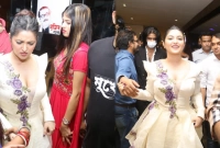 জুতো জোড়া হাতে নিয়ে দৌড়ে গিয়ে গাড়িতে ওঠে রক্ষা পেলেন পরীমনি