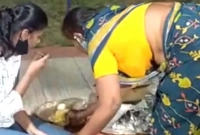 অবুঝ মা; কিছু খেতে পারিনি ভেবে ইউক্রেন ফেরত মেয়েকে বিমানবন্দরেই খাওয়াতে বসালেন!