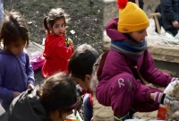 রাশিয়ার হাত থেকে নিজেদের শহর বাঁচাতে ব্যারিকেড গড়ছেন ইউক্রেনীয় শিশুরা