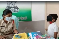 পড়া না পারায় মার, শিক্ষককে গ্রেফতারের দাবিতে থানায় ক্লাস টু’র ছাত্র! 