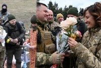 বন্দুক রেখে হাতে গোলাপ, ইউক্রেনের যুদ্ধক্ষেত্রে দাঁড়িয়ে দম্পতির বিয়ে