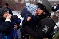 দেশ ছাড়ছে স্ত্রী-সন্তানেরা, বিদায় জানাতে অশ্রুসজল ইউক্রেনীয় কর্মকর্তা