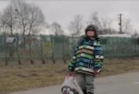 অঝোরে কাঁদতে কাঁদতে একাই দেশ ছাড়ছে ইউক্রেনের ছোট্ট শিশু! 