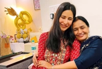 শাশুড়ির কোলে হাস্যোজ্বল ক্যাটরিনা; ভিকি লিখলেন 'আমার শক্তি, আমার পৃথিবী'