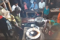 গরম তাওয়ায় রুটি ভাজতে সয়াবিন পড়ছে  ফোটা ফোটা 'স্যালাইন পদ্ধতিতে', দেখতে ভিড়