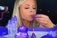 এই তরুণীর ক্যামেরার সামনে বসে ‘রঙিন খাবার’ খেয়ে মাসে আয় সাড়ে ৭ কোটি টাকা!