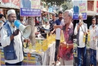  ১৮০ টাকা লিটার দরে সয়াবিন কিনে দরিদ্রদের মাঝে ১৫০ টাকায় বিক্রি করছেন মিজানুর