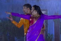 নিরাহুয়ার সঙ্গে বৃষ্টিস্নাত অবস্থায় আম্রপালির অঙ্গভঙ্গিতে ঘায়েল দর্শকরা! 