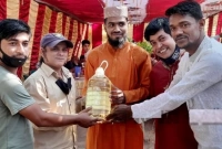 বিয়েতে 'উপহার' হিসেবে নিয়ে আসেন পাঁচ লিটারের সয়াবিন তেলের বোতল