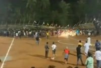 ভারতে খেলার মধ্যে হুড়মুড়িয়ে ভেঙে পড়লো দর্শকভর্তি স্টেডিয়ামের গ্যালারি!