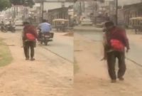 কাঁধে মেয়ের মরদেহ নিয়ে পায়ে হেঁটে বাড়ি ফিরছেন বাবা