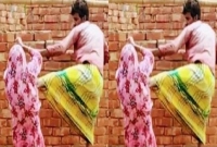 বৃদ্ধাকে লাথি দিয়ে মাটিতে ফেলে দেন ওই যুবক, মাথা ফেটে যায়